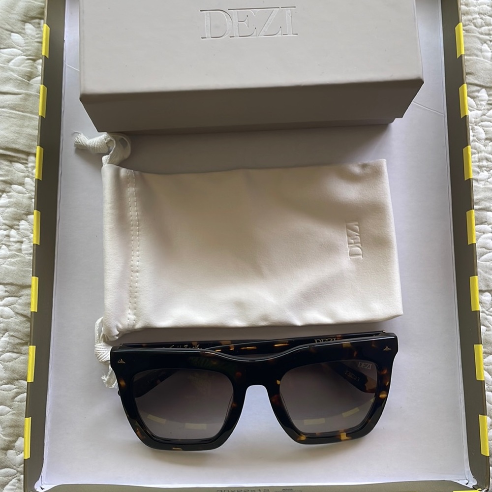 Dezi sunglasses style “FALL BACK”